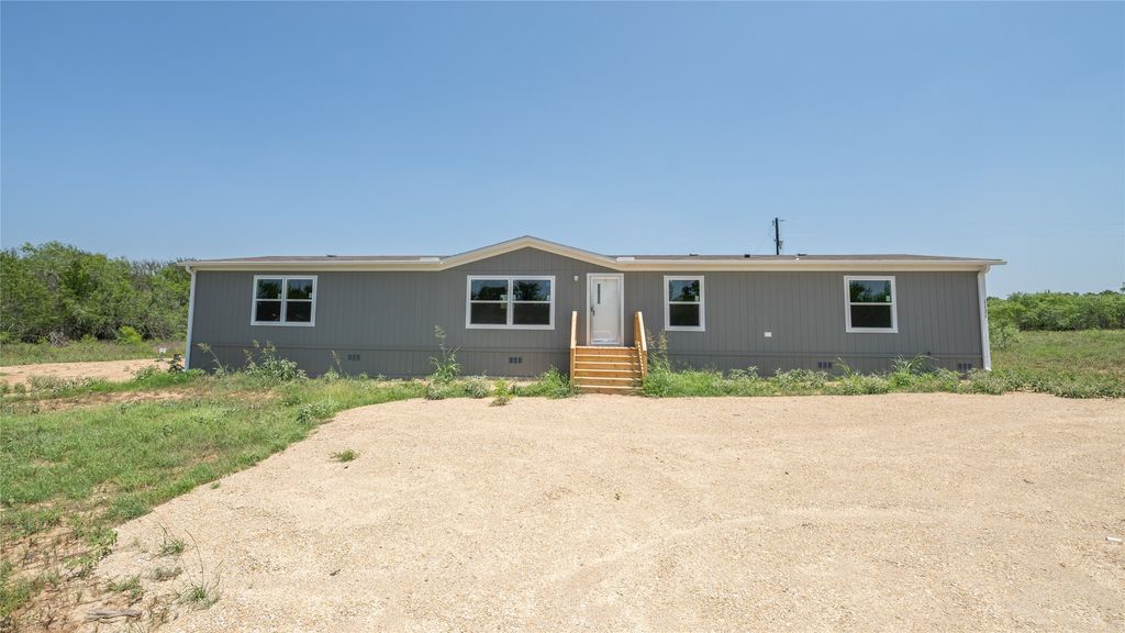 1121 Callihan Road, Luling