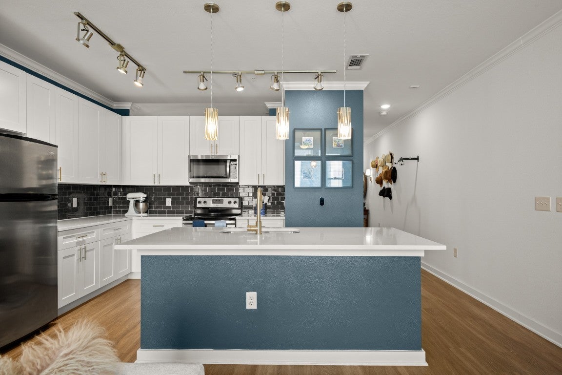 Photo of Listing #3736055