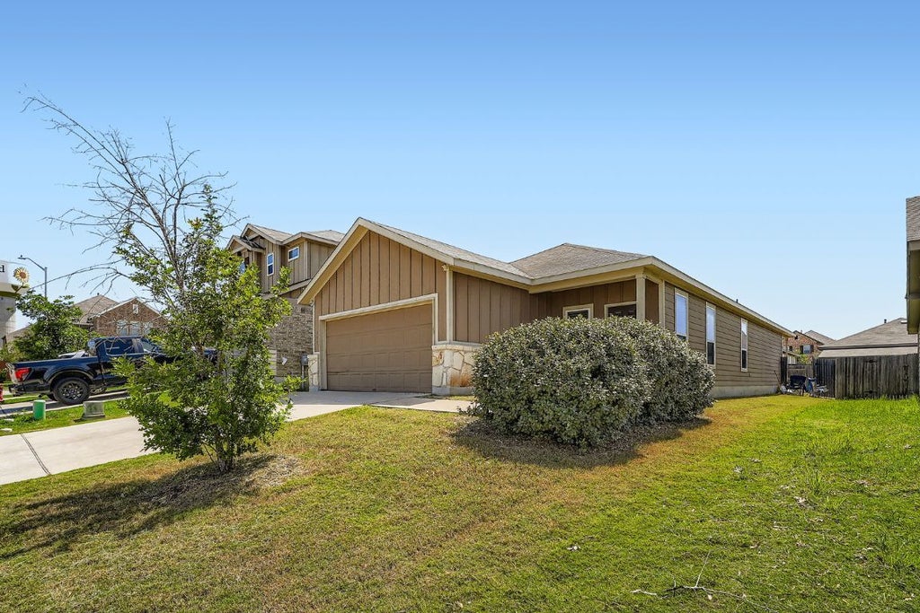 175 Eves Necklace Drive, Buda