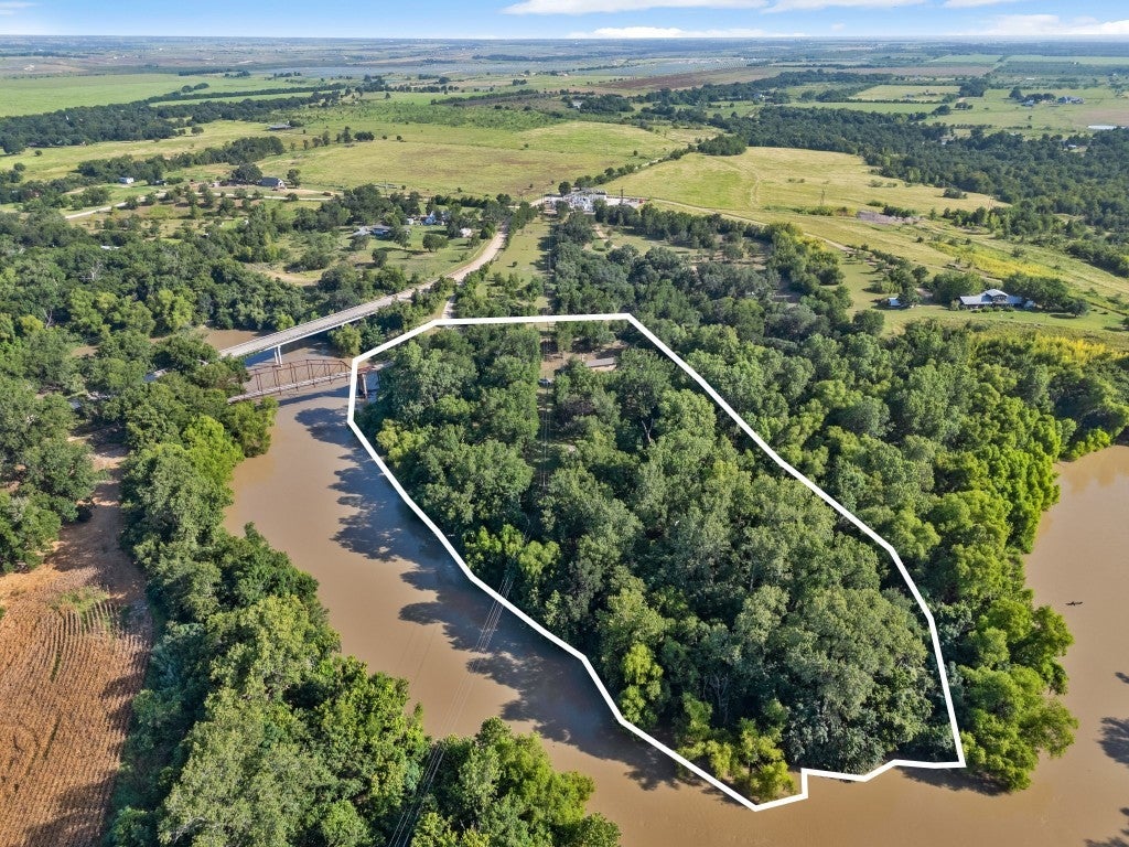 967 County Road 106, Buckholts