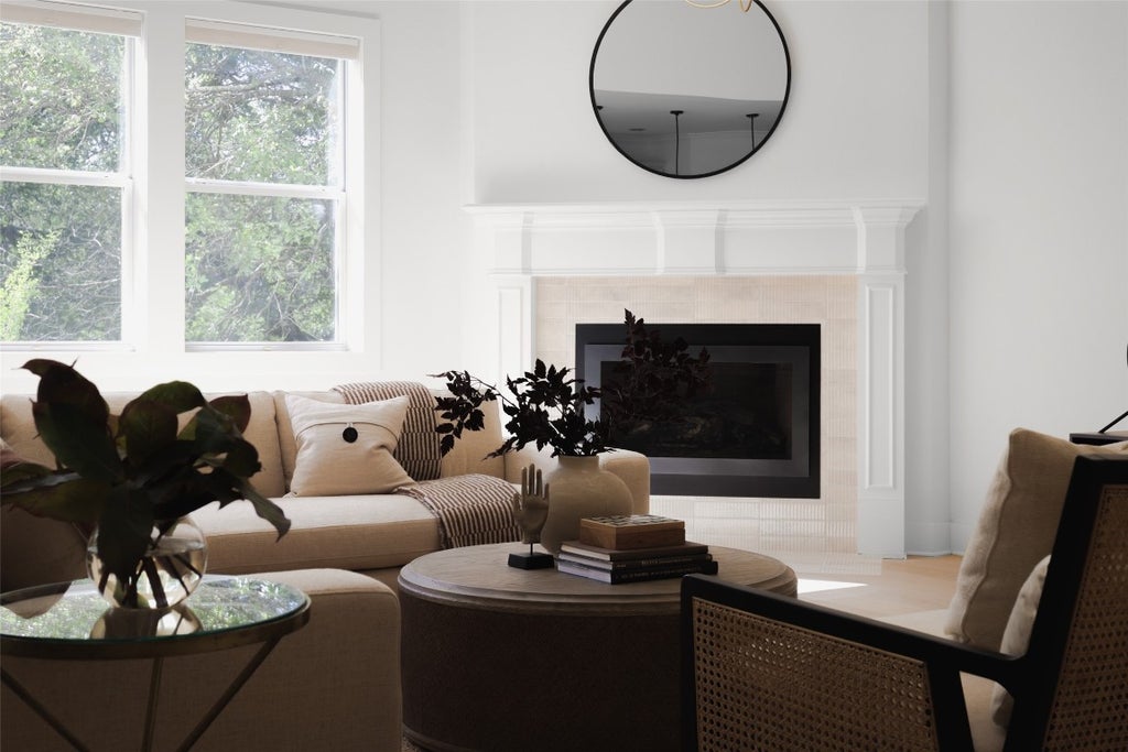 18 N Peak Road, West Lake Hills