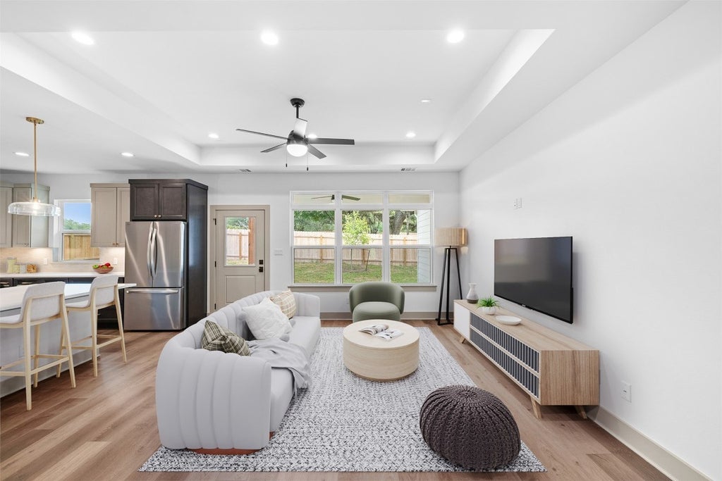 271 College S, La Grange