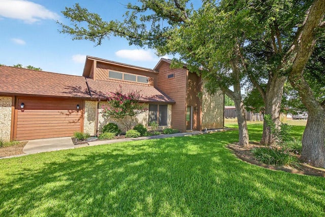 MLS #4209882 for Sale at 136 Lakeshore Dr, on Lake LBJ in the city of Horseshoe Bay, 78657