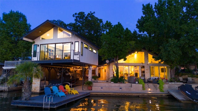 Residential Real Estate for Sale at 104 Raindrop Ln on Lake LBJ - MLS #3450529