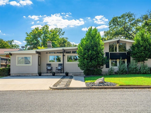 907 W Travis Street, Fredericksburg