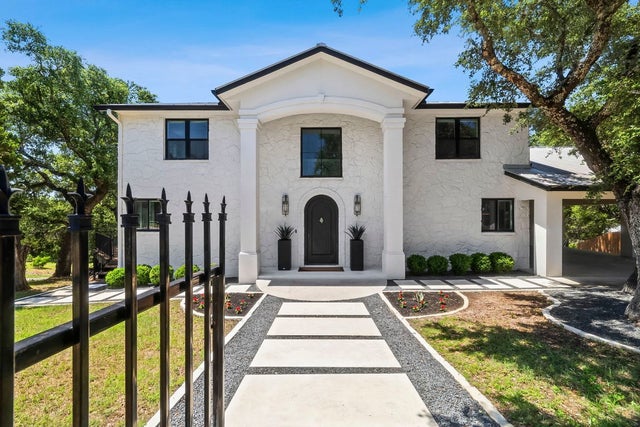 Residential Real Estate for Sale located in the neighborhood of Canyon Lake Hills, on Canyon Lake in the city of Canyon Lake, TX