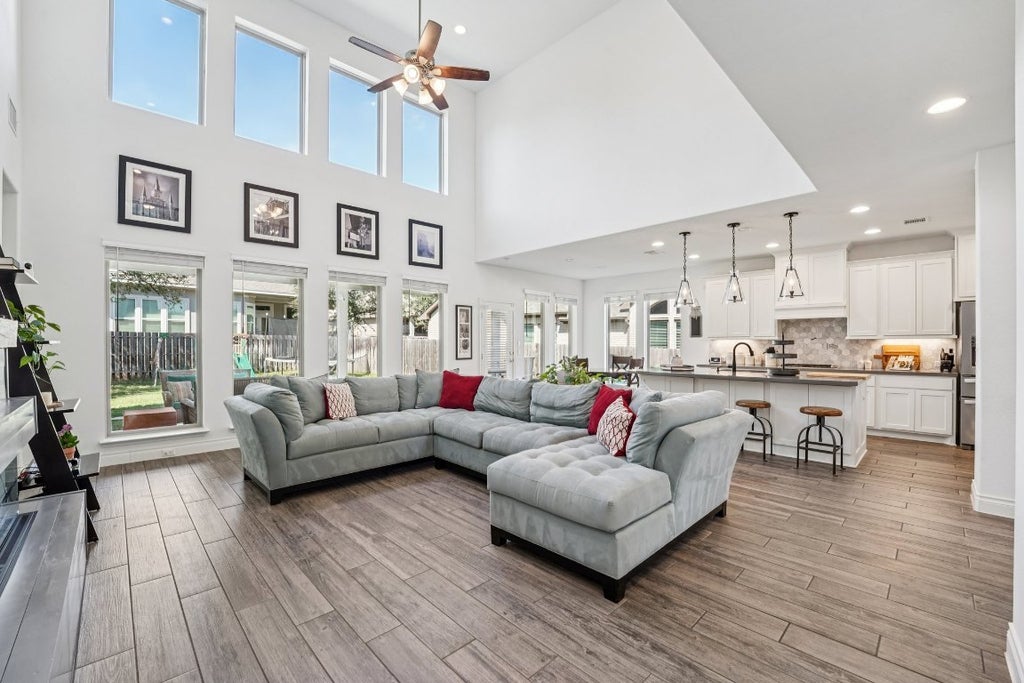 1917 Woolsey Way, Leander