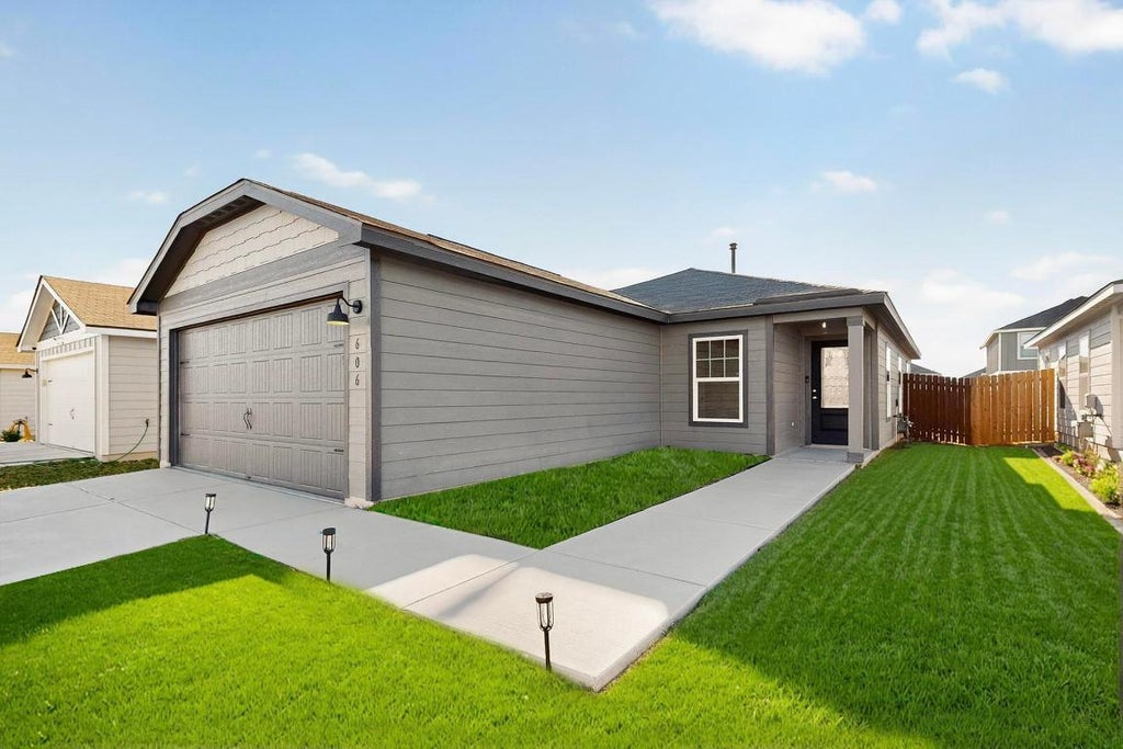 606 Aplite Pass, Maxwell