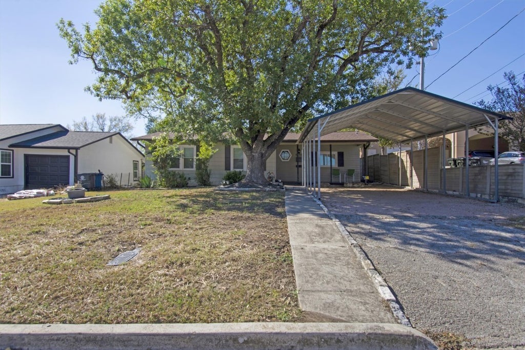 1236 S Academy Ave S, New Braunfels