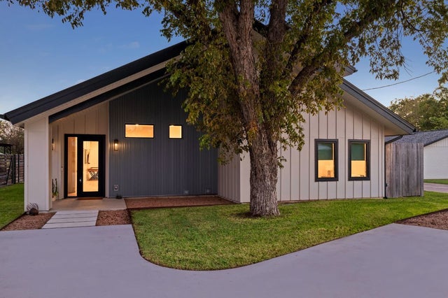 Residential Real Estate for Sale located in the neighborhood of Hoffman, on Lake LBJ in the city of Kingsland, TX