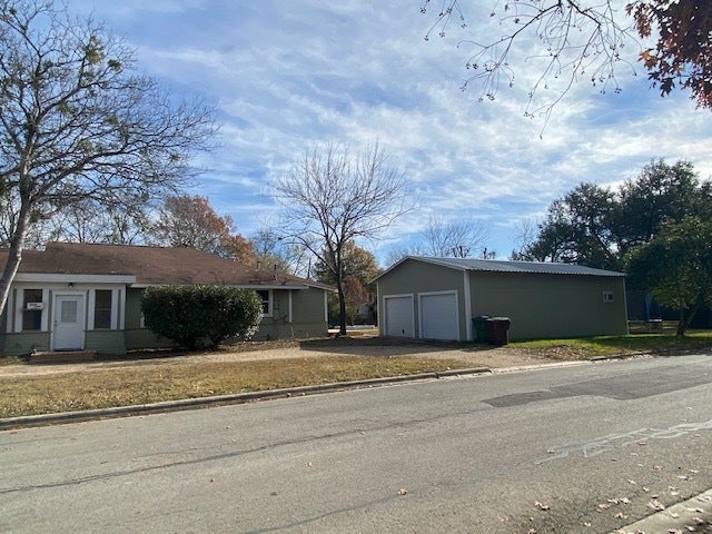 1034 Magnolia Street, Lockhart