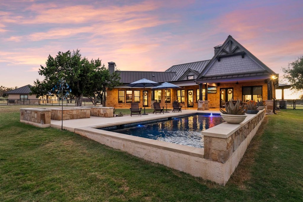 901 Crown Lane, Burnet