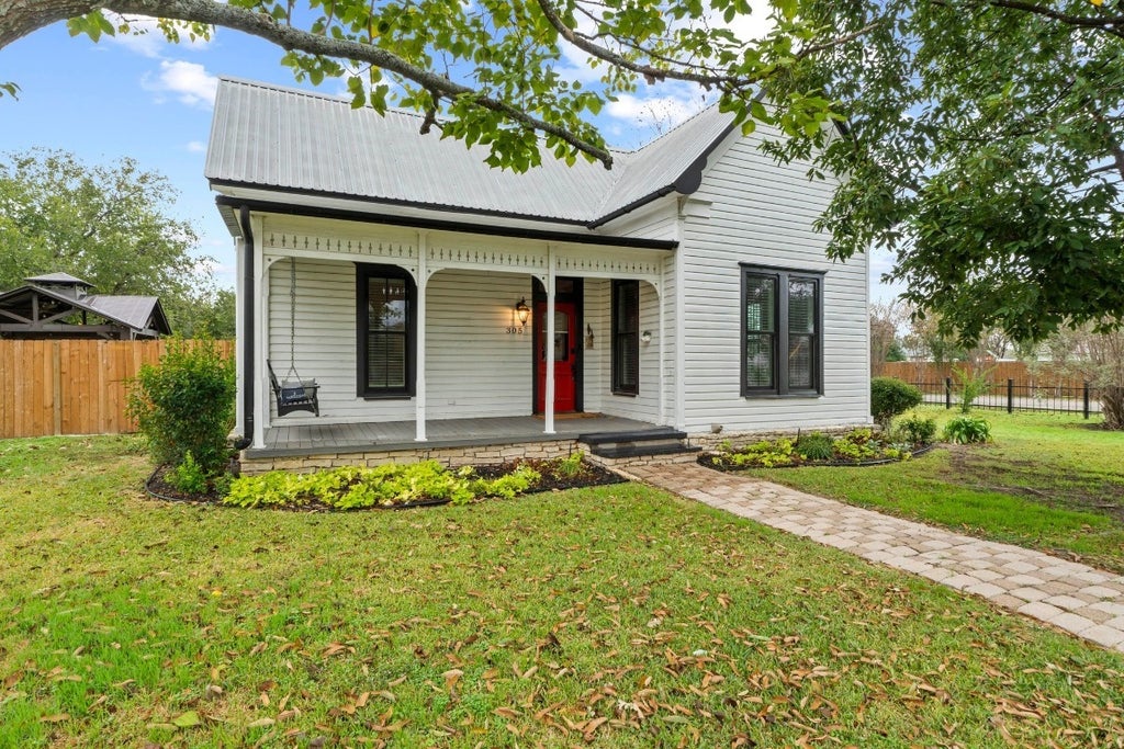 305 East Street, Hutto