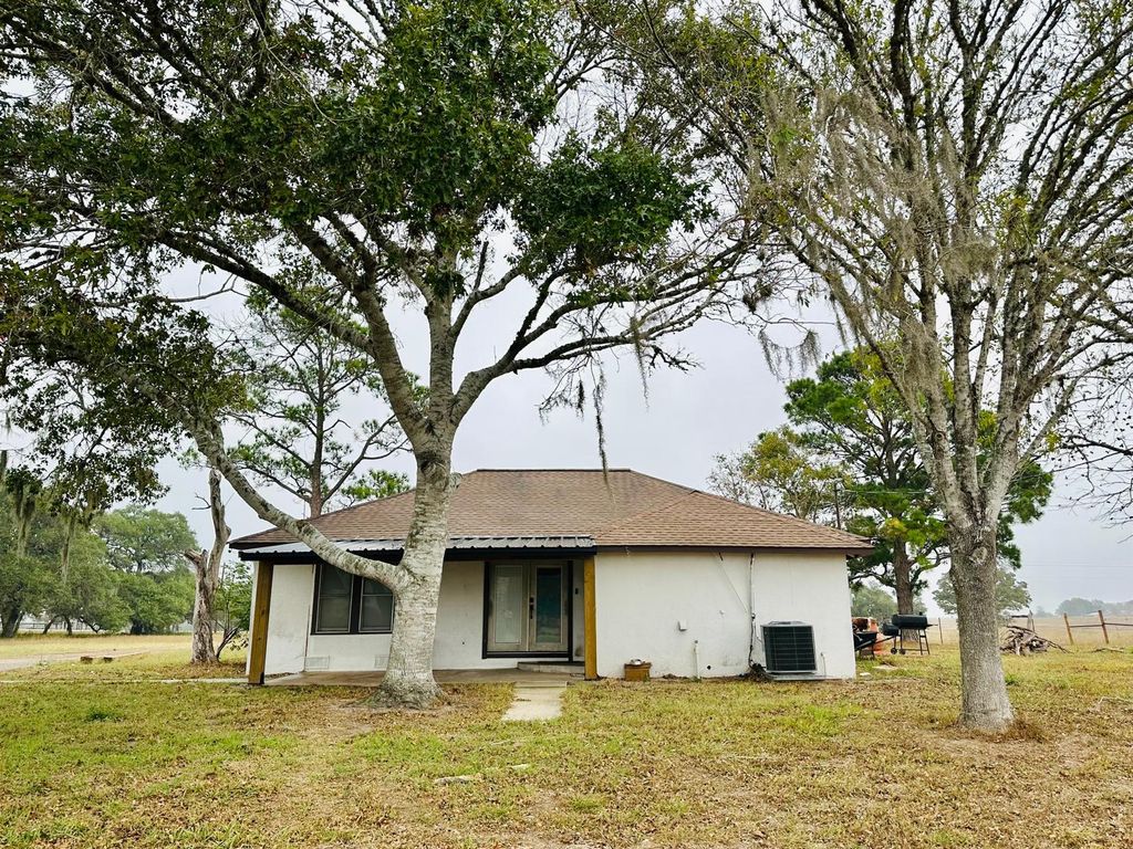 1696 E Fm 884, Yorktown