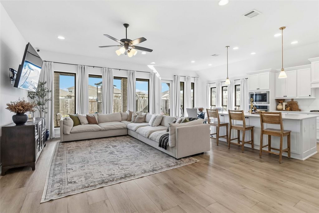 14421 Kira Lane, Manor