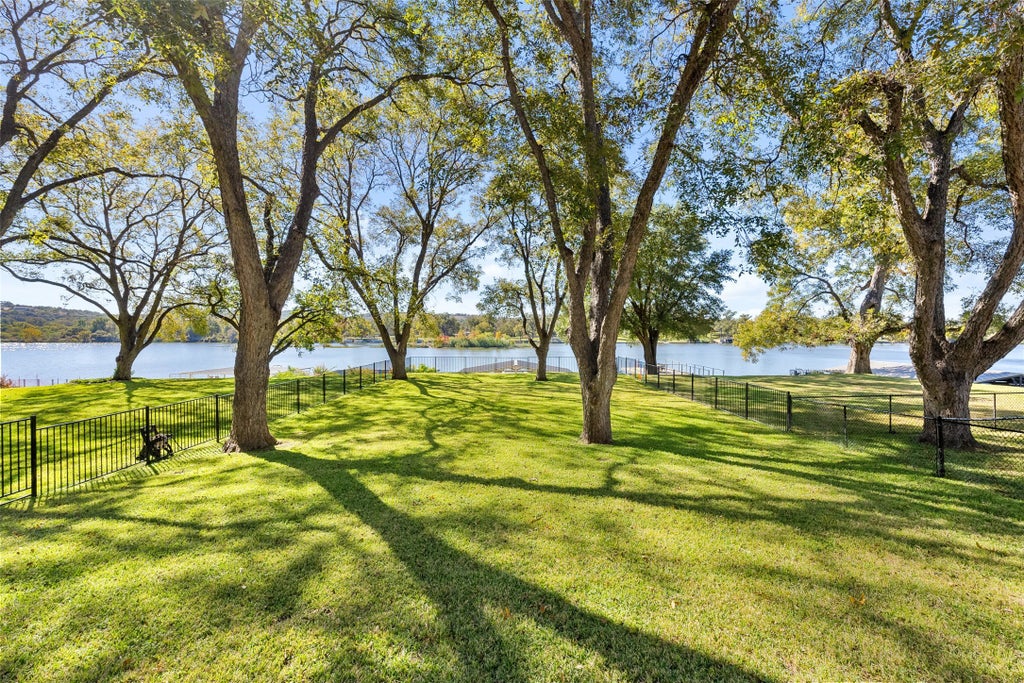 327 Meadowlakes Drive, Meadowlakes