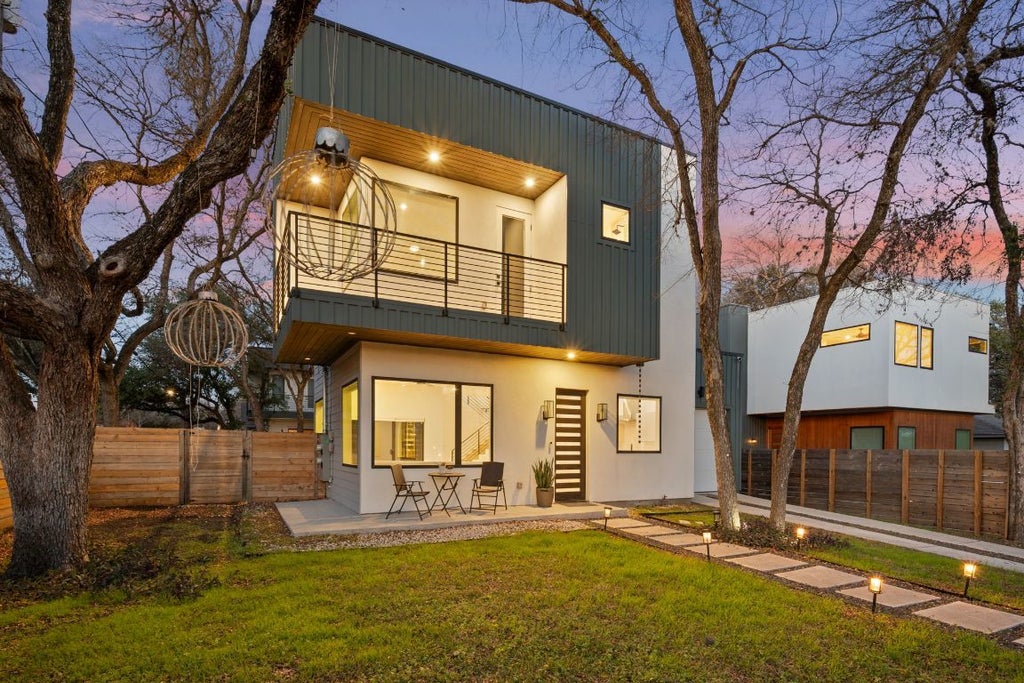 910 Nalide Street B, Austin