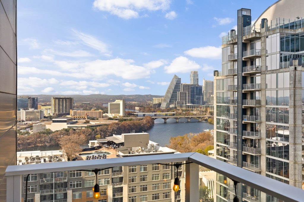 48 East Avenue 2002, Austin