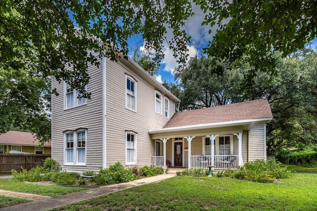 114 N College Street, Gonzales