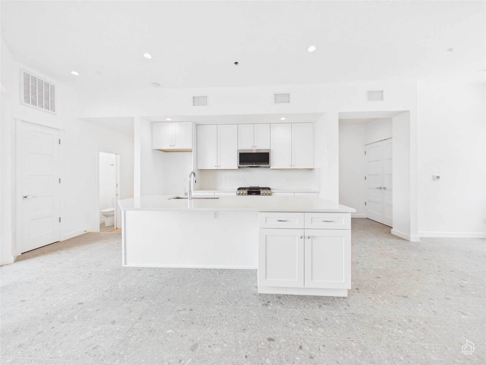 Photo of Listing #2555918