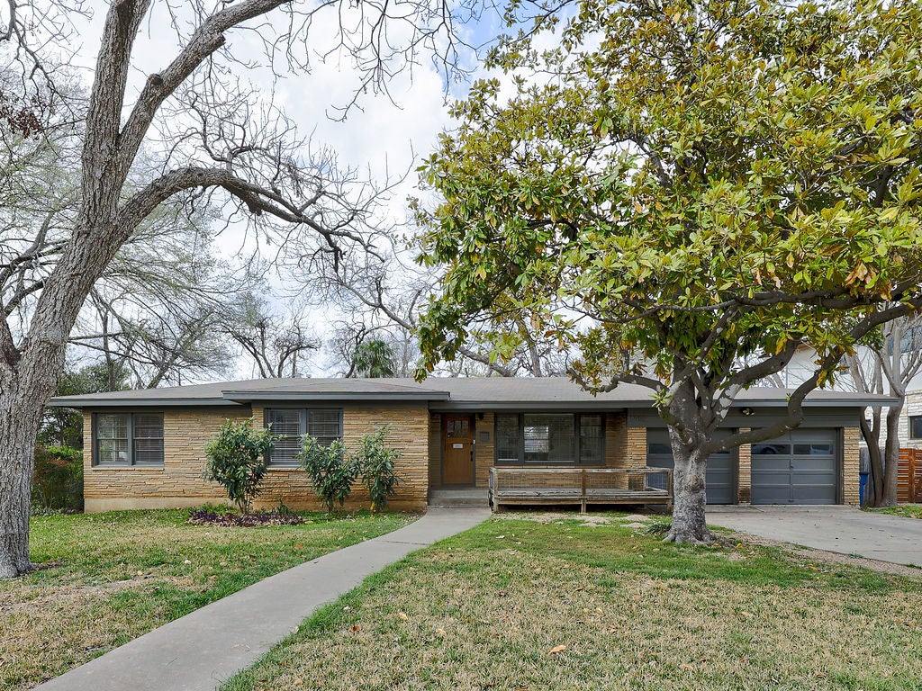 Photo of Listing #8693425