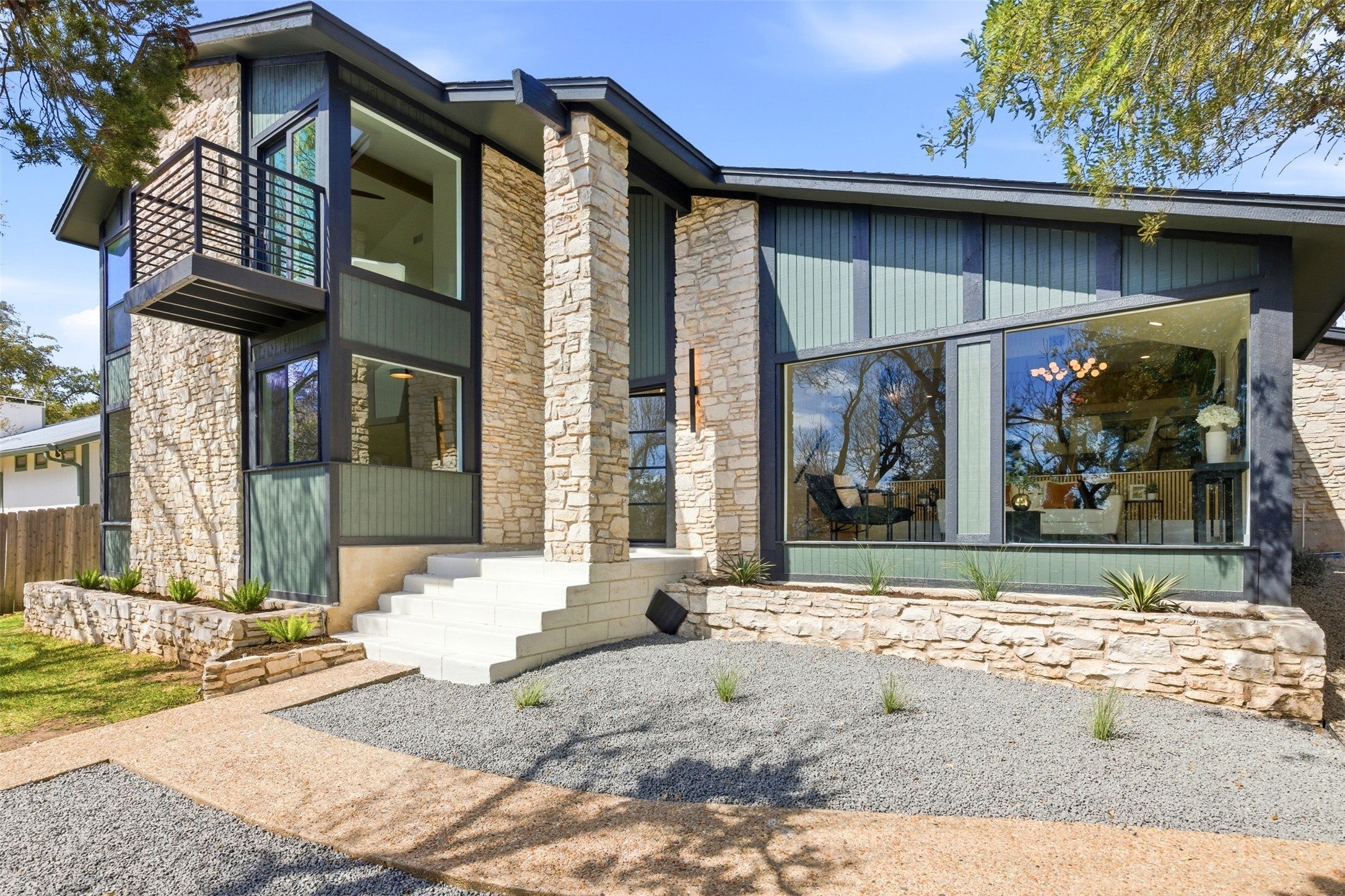 Photo of Listing #3907759