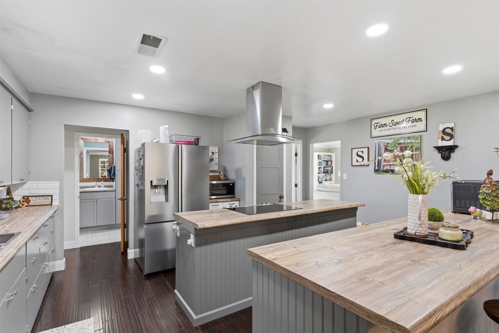 1115 County Road 2102, Lometa