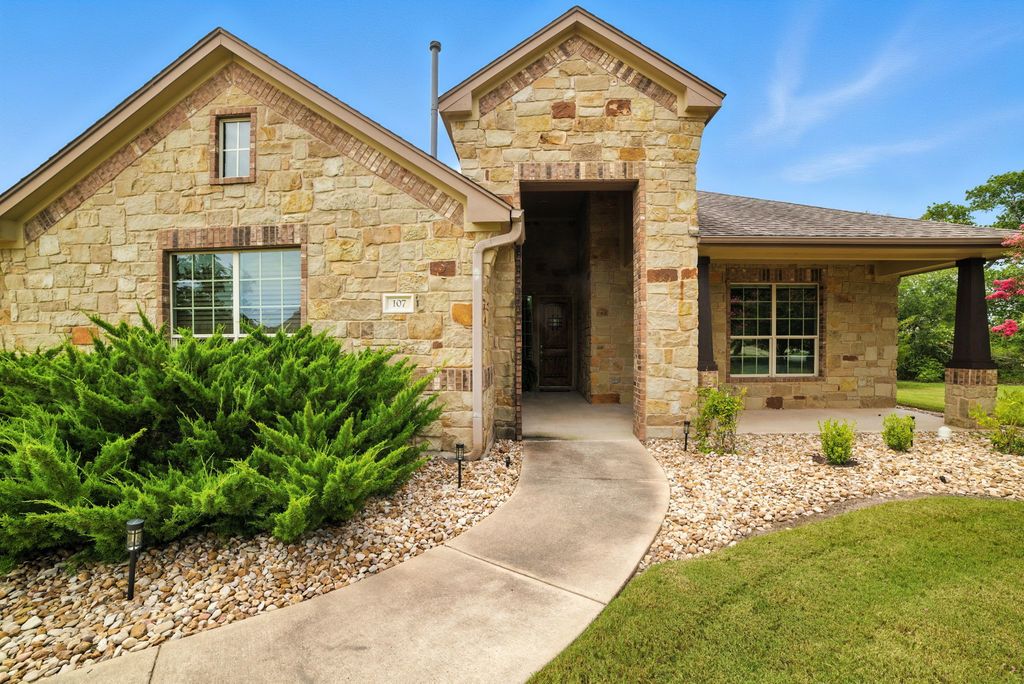 107 Tylee Circle, Bastrop