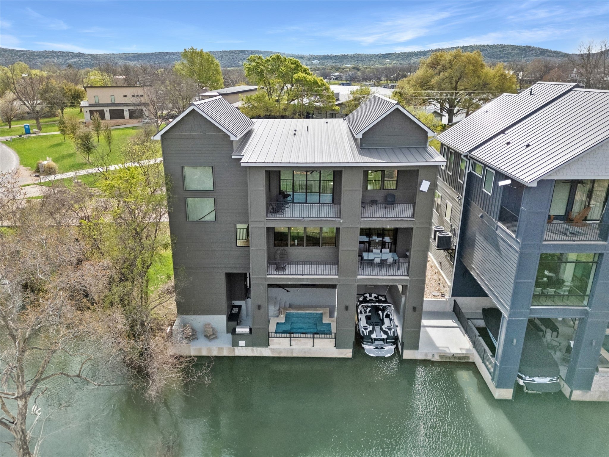 Photo of Listing #9935769