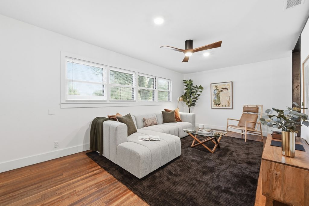 820 Bois D'arc Street, Lockhart