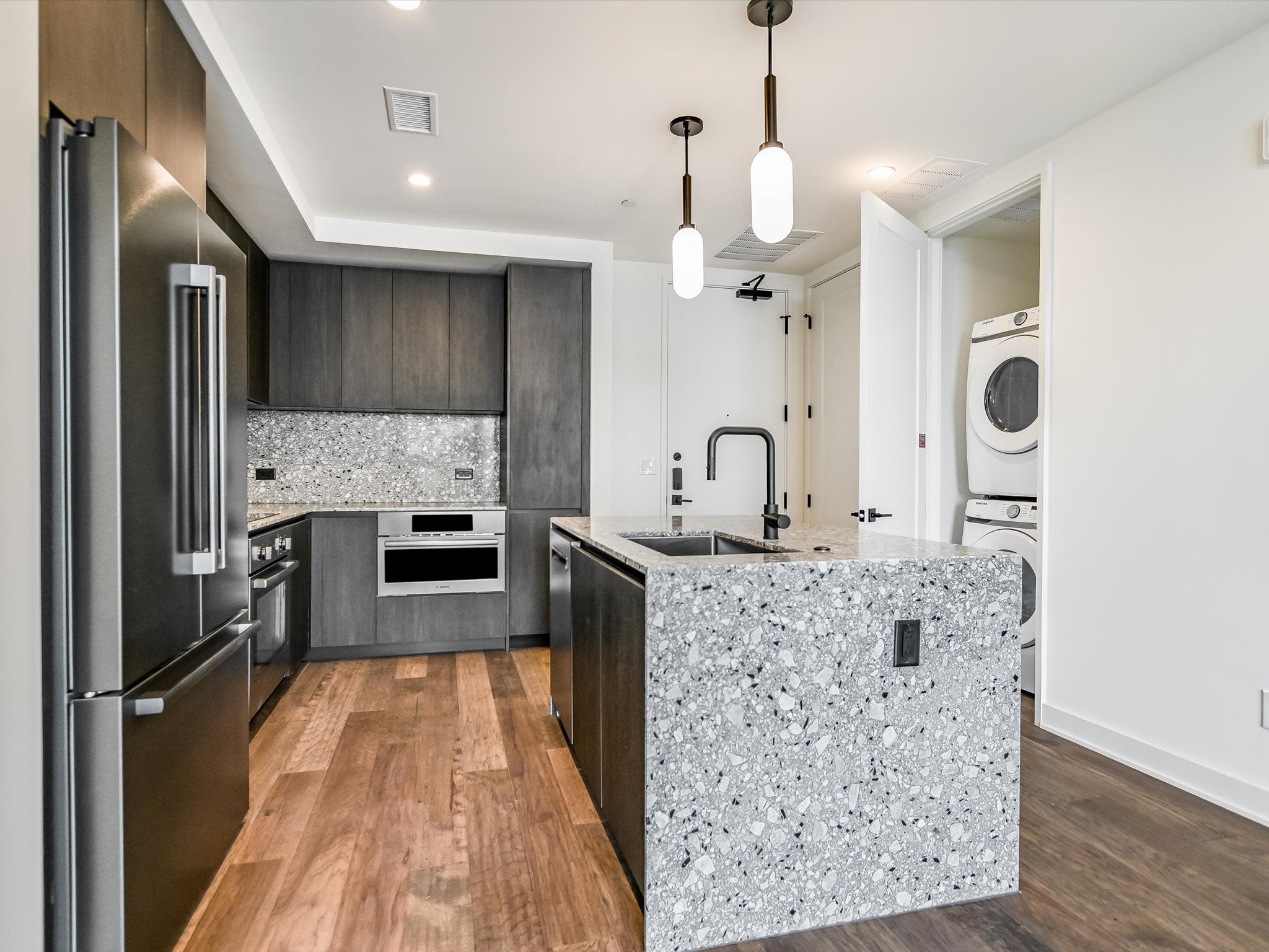 Photo of Listing #6894726