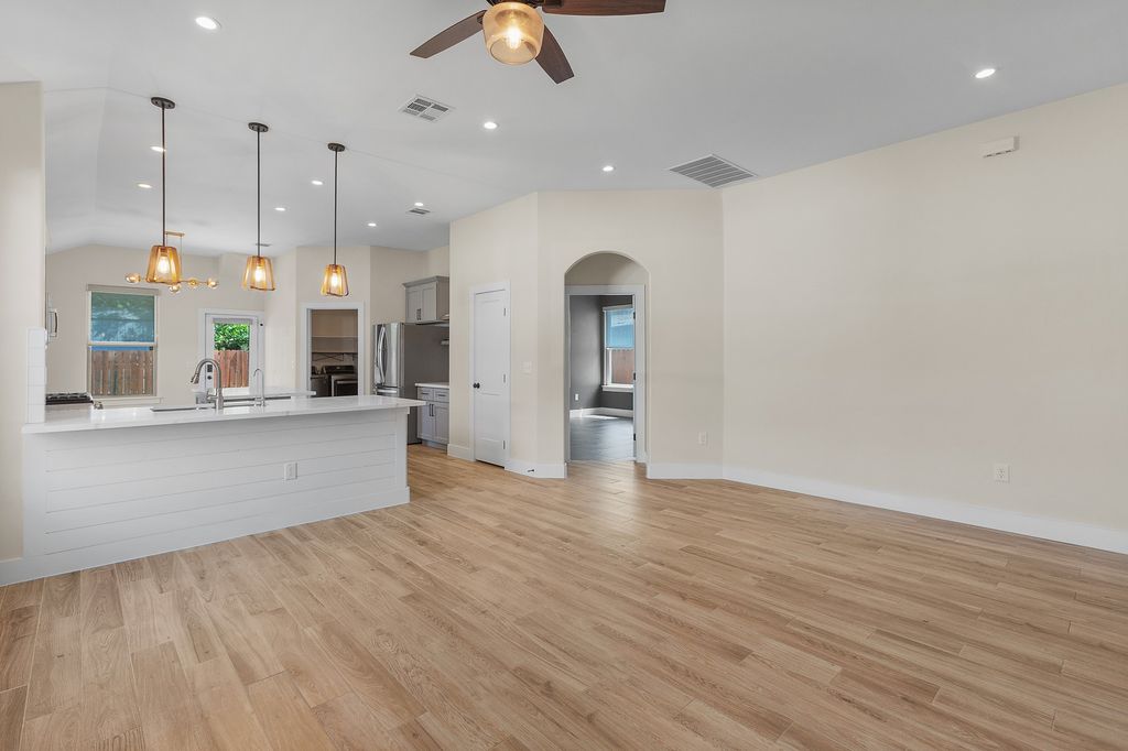 303 W Browning Street, Manor