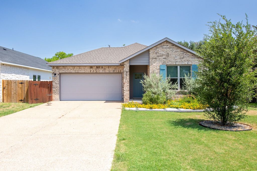 303 W Browning Street, Manor
