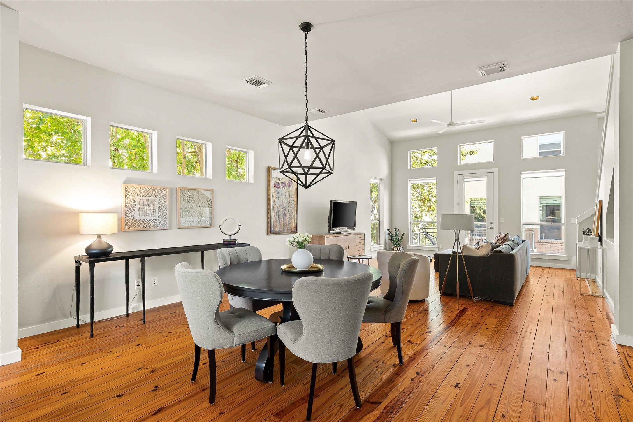 Photo of Listing #1357649