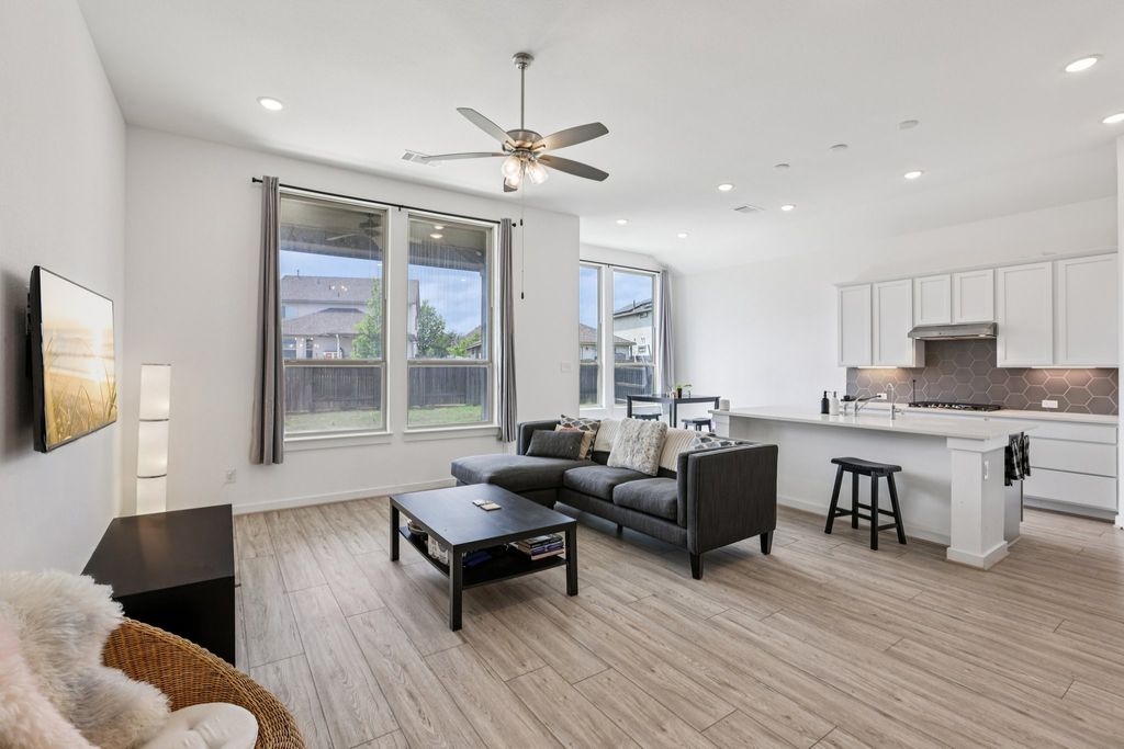 930 Nautical Loop, Kyle