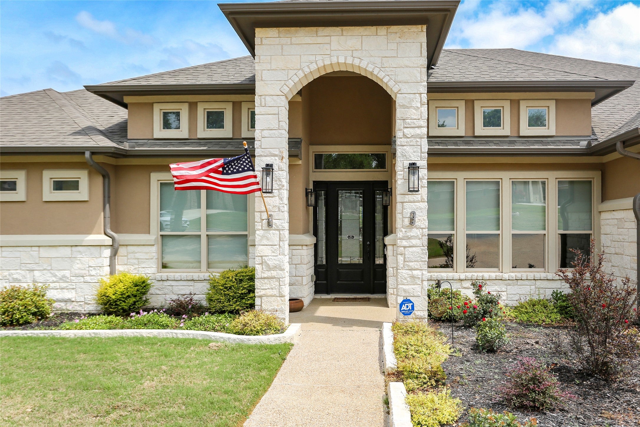 Photo of Listing #9693345