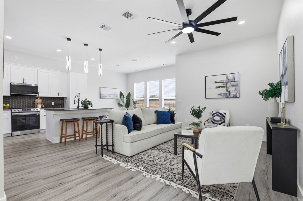 123 Los Robles Road, Elgin