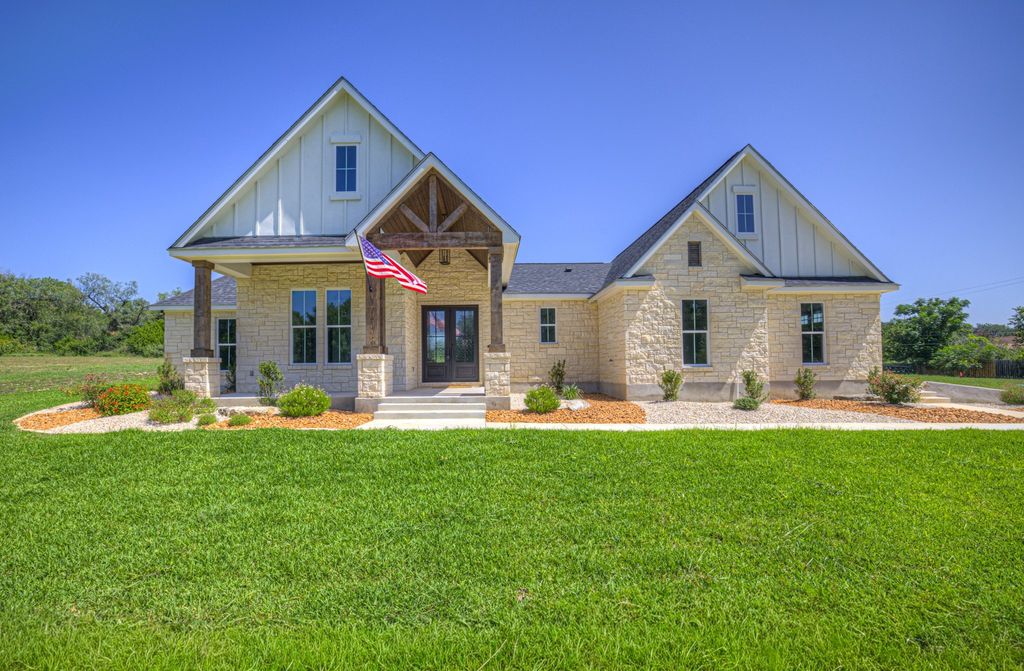 110 Lake Village Road, Seguin
