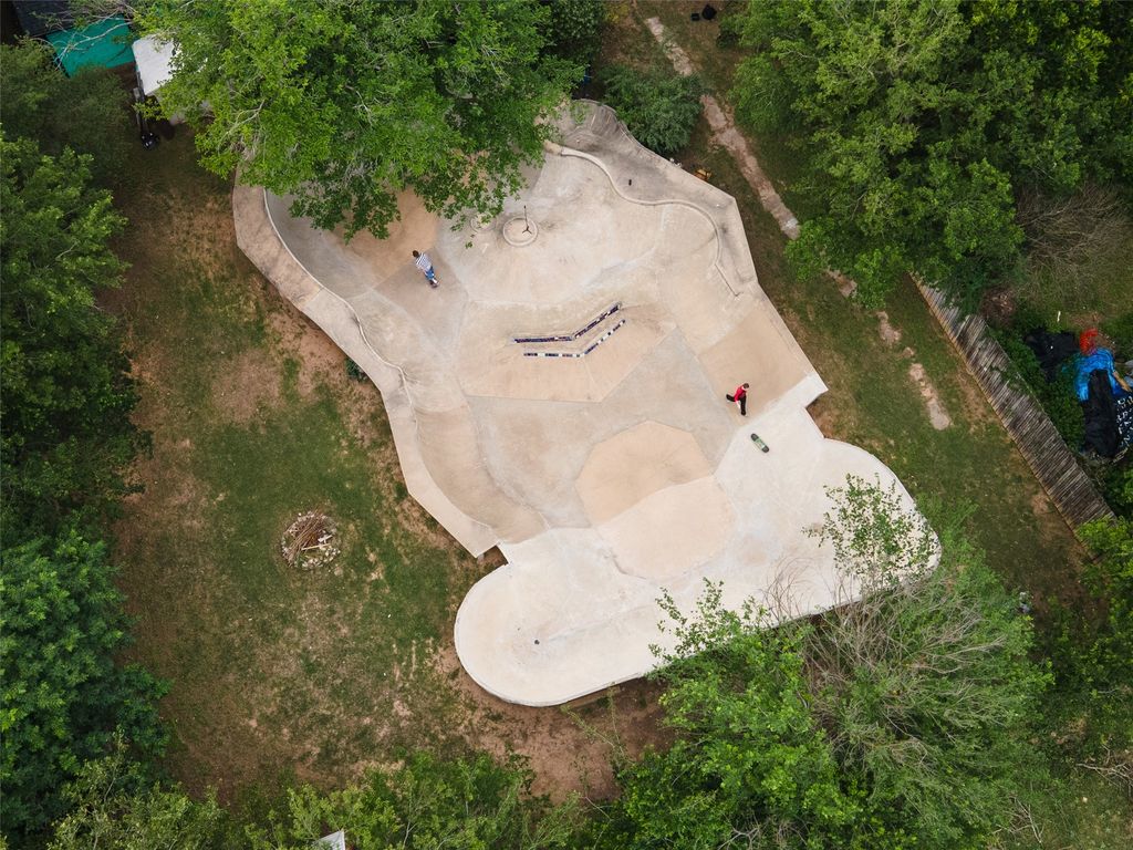 3209 River Road, Cedar Creek