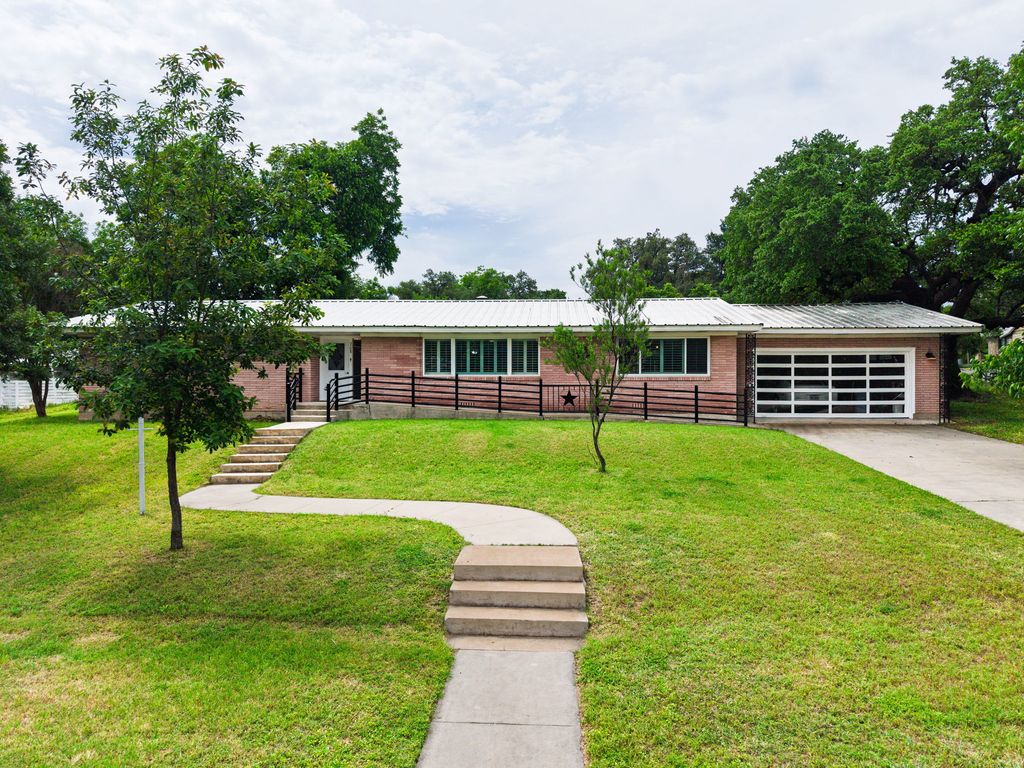 708 W North Avenue, Lampasas