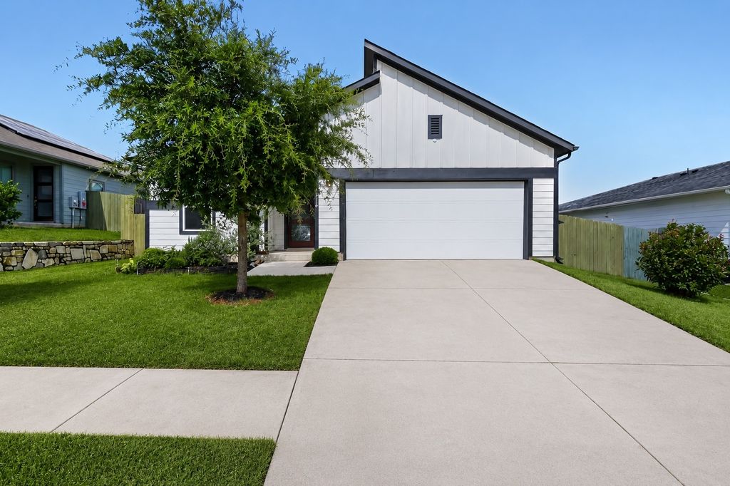 16516 Glimmering Road, Manor
