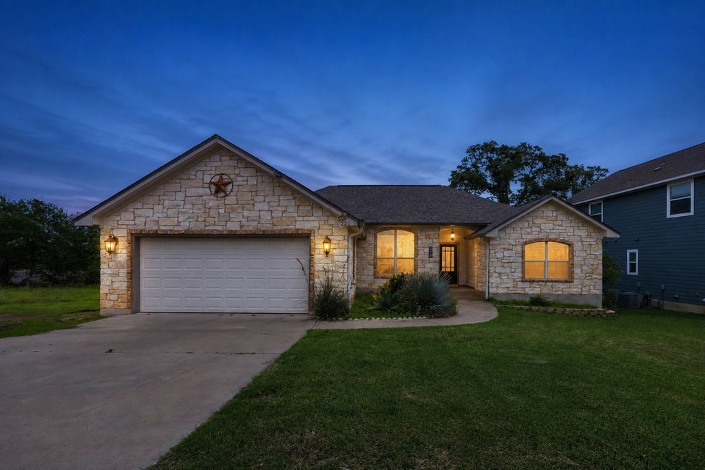 220 Ulupau Circle, Bastrop