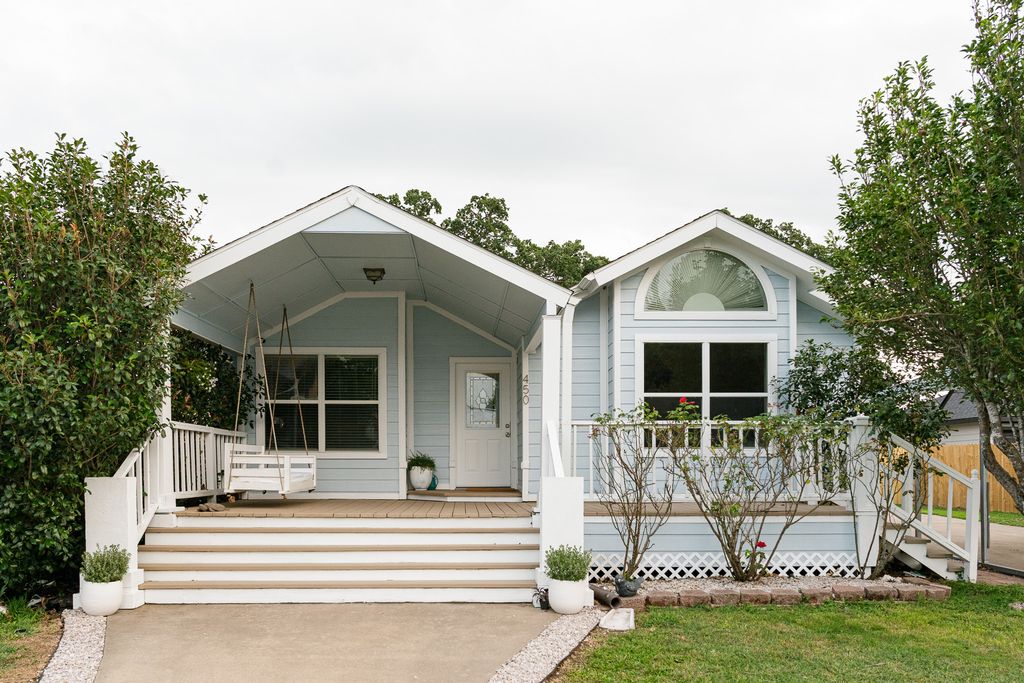 450 Biscayne Street, Giddings