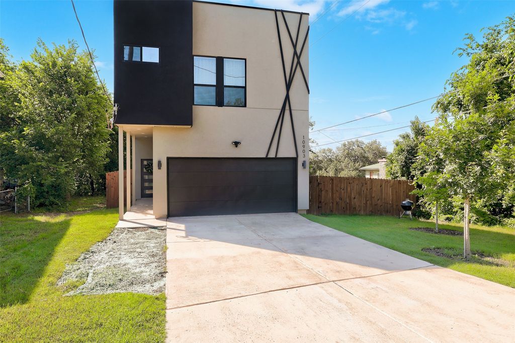 10903 Elm Street, Jonestown