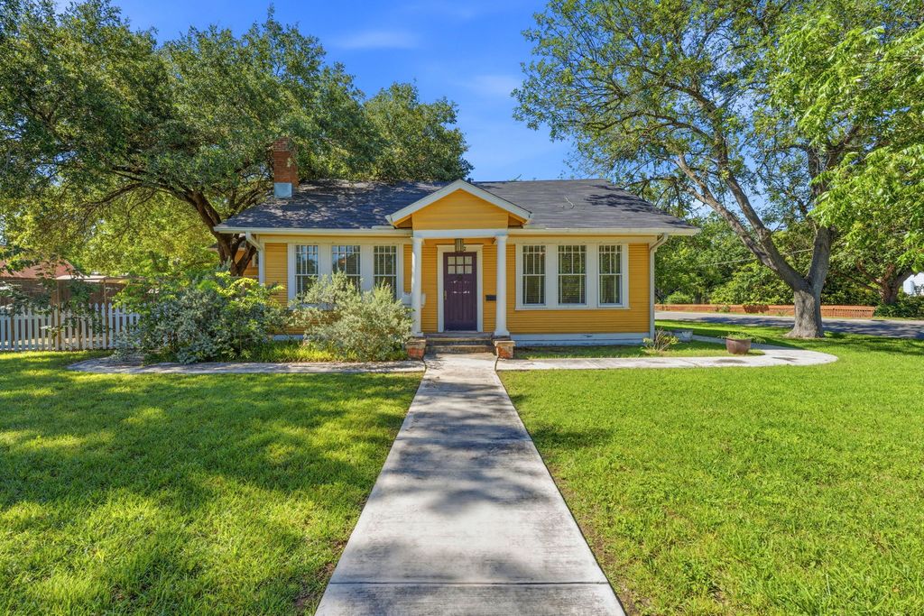 1232 Spruce Street, Lockhart
