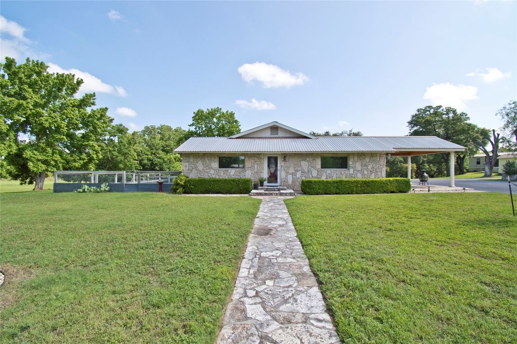 702 E Schubert Street, Fredericksburg