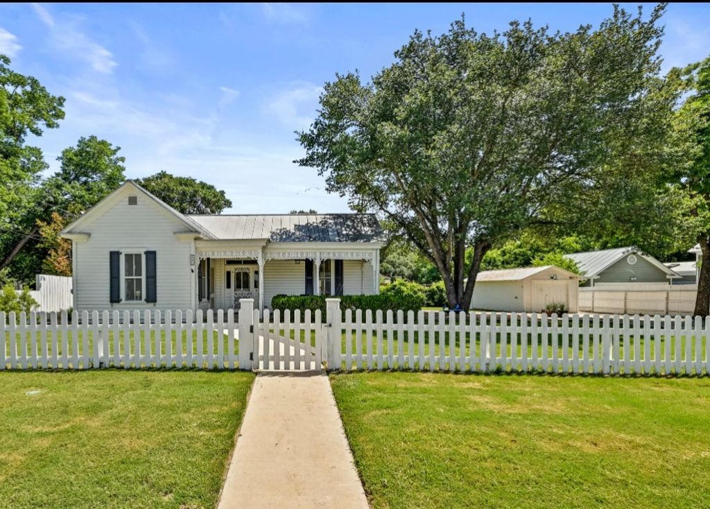410 E Schubert Street, Fredericksburg