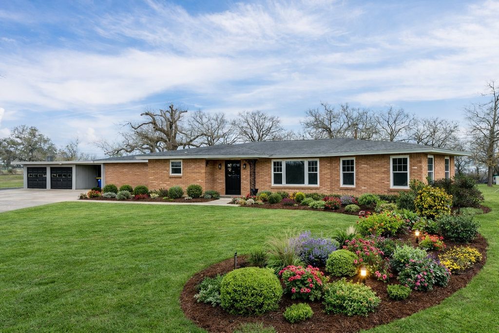 3534 E Hwy 90 A East Hill, Gonzales