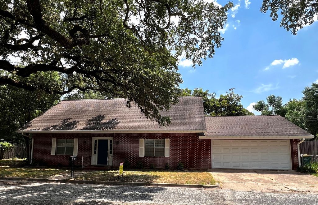 235 W Lower Line Street, La Grange