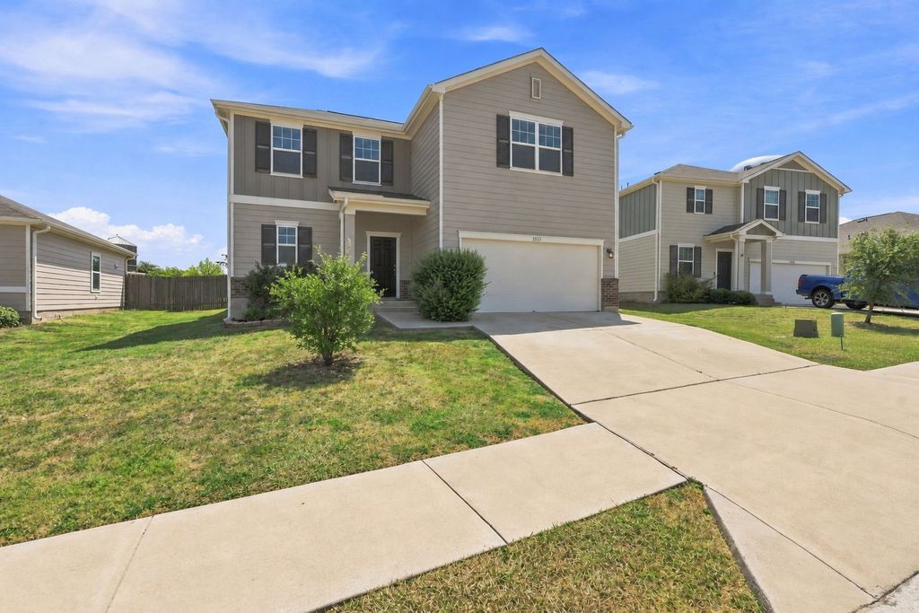 13513 Robert Wagner Bend, Manor